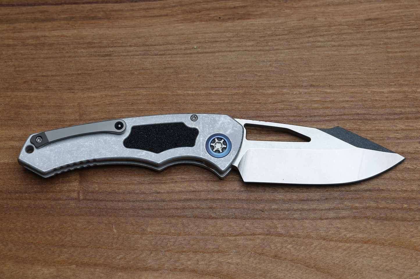 HERETIC KNIVES PARIAH M/A BUTTON LOCK BLIZZARD WORN ALUMINUM HANDLES W/ STONEWASH MAGNACUT H046-2A-BLZ