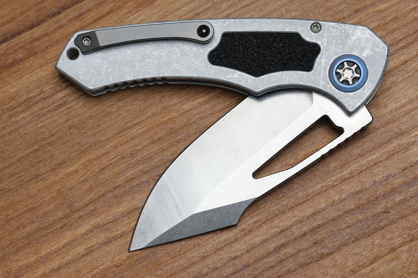 HERETIC KNIVES PARIAH M/A BUTTON LOCK BLIZZARD WORN ALUMINUM HANDLES W/ STONEWASH MAGNACUT H046-2A-BLZ