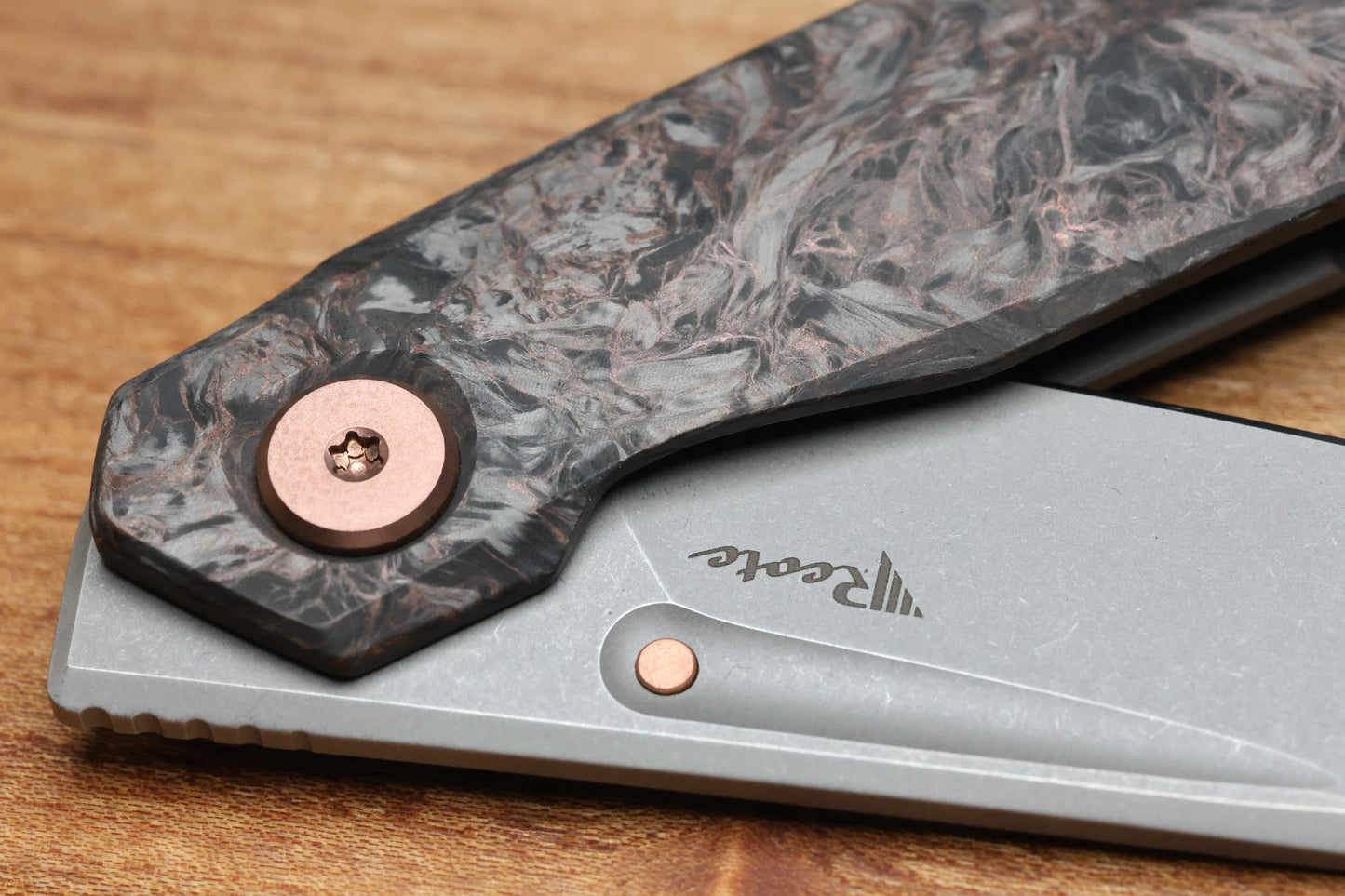 REATE KNIVES VULPEX VK ANUB COPPER FAT CARBON - DARKWASHED ELMAX BLADE