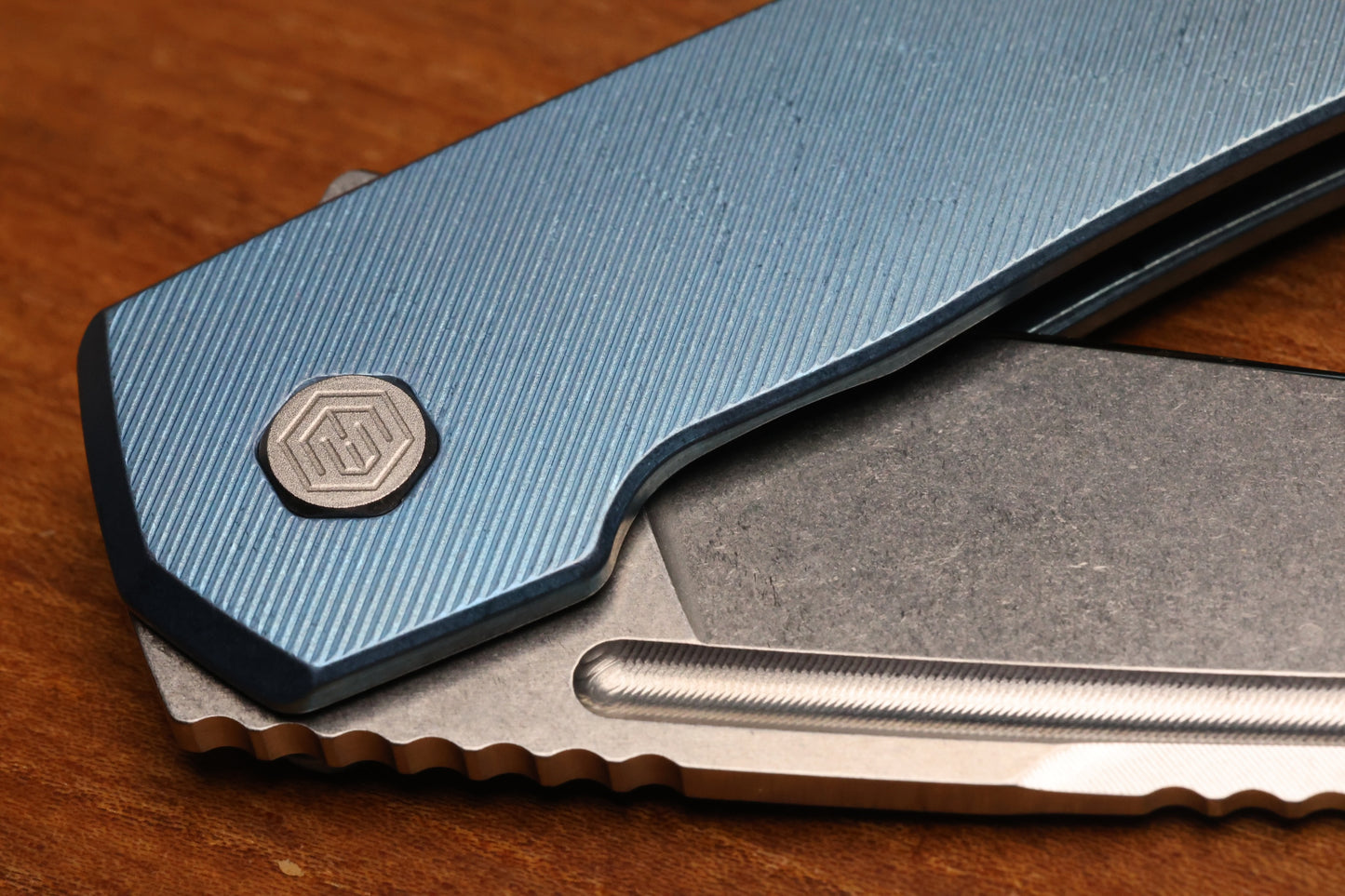 MACHINEWISE MOJAVE #683 - BLUE FADE FINE STEP TITANIUM HANDLE AND S90V BLADE