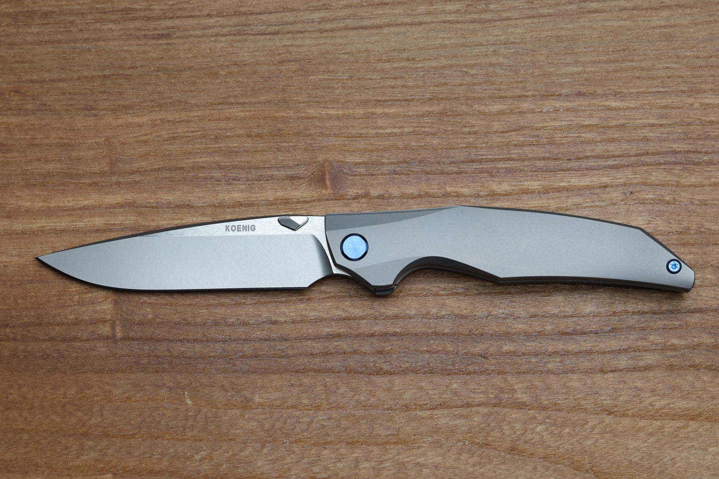 KOENIG KNIVES XENON - SMOOTH TITANIUM HANDLE - BLUE HARDWARE - BURNISHED W/ POLISHED FLATS M390 BLADE