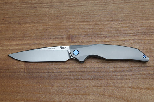 KOENIG KNIVES XENON - SMOOTH TITANIUM HANDLE - BLUE HARDWARE - BURNISHED W/ POLISHED FLATS M390 BLADE