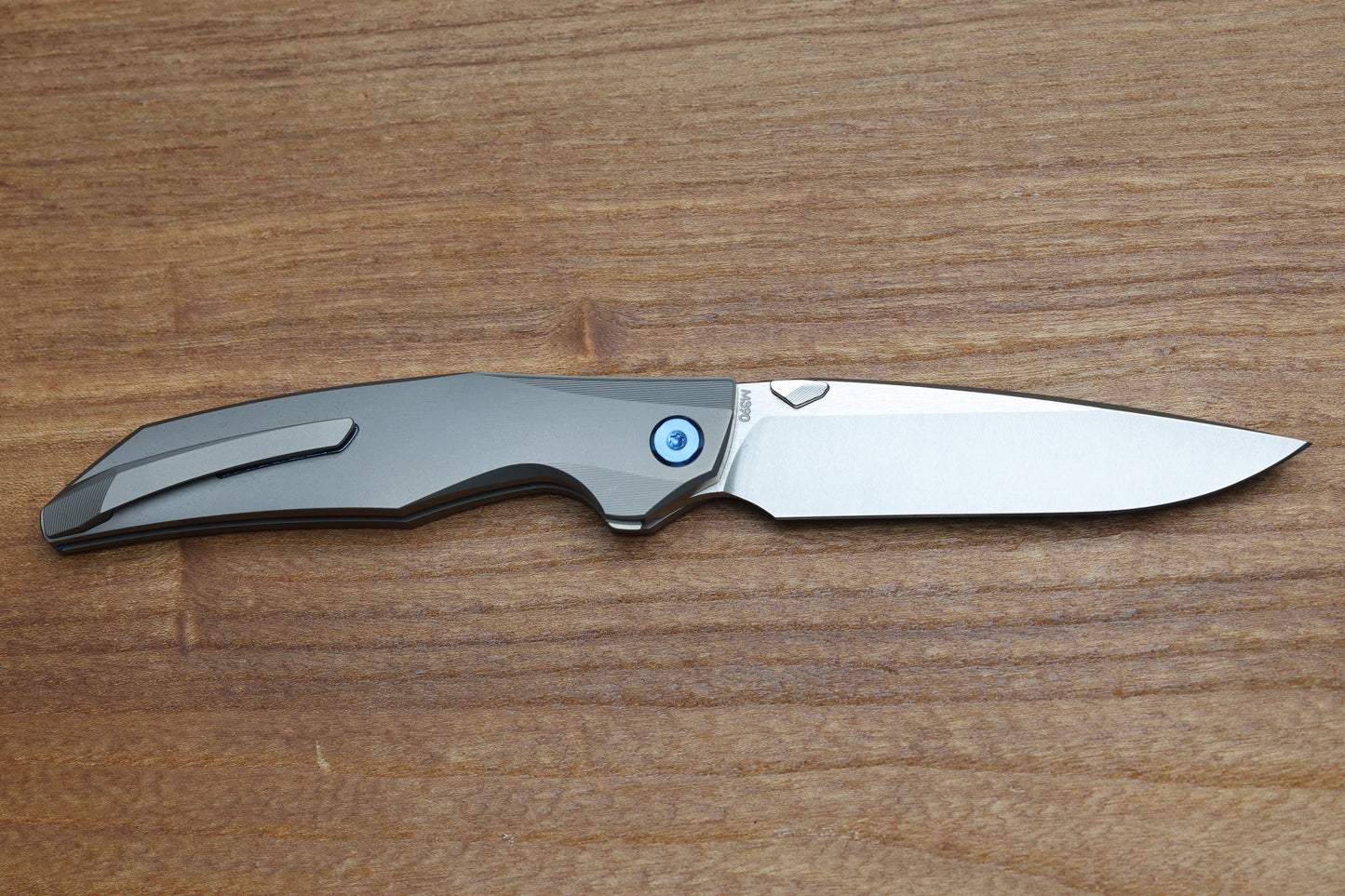KOENIG KNIVES XENON - SMOOTH TITANIUM HANDLE - BLUE HARDWARE - BURNISHED W/ POLISHED FLATS M390 BLADE