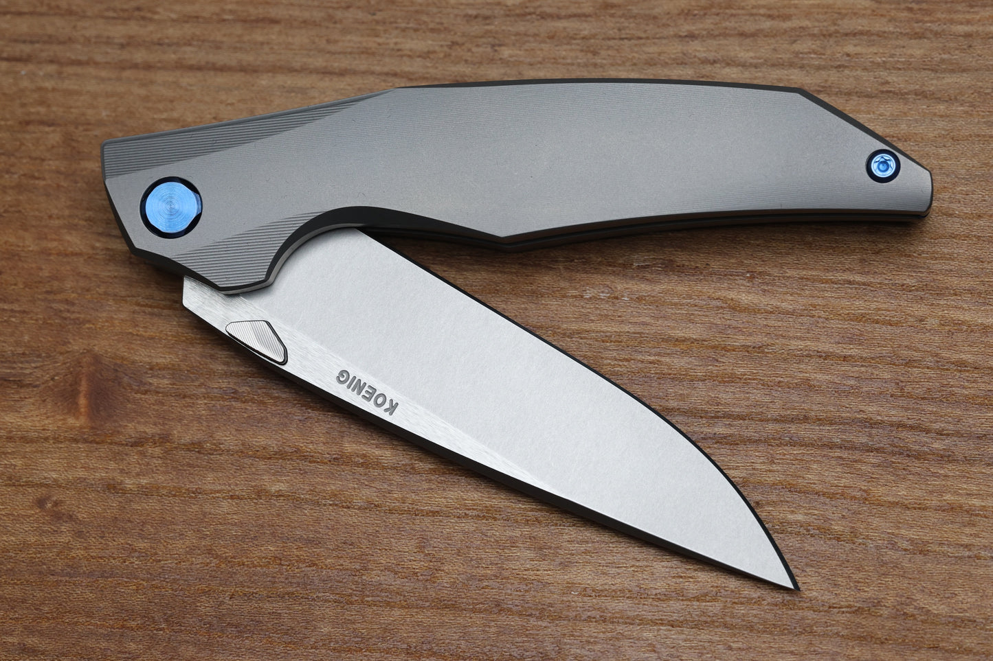 KOENIG KNIVES XENON - SMOOTH TITANIUM HANDLE - BLUE HARDWARE - BURNISHED W/ POLISHED FLATS M390 BLADE