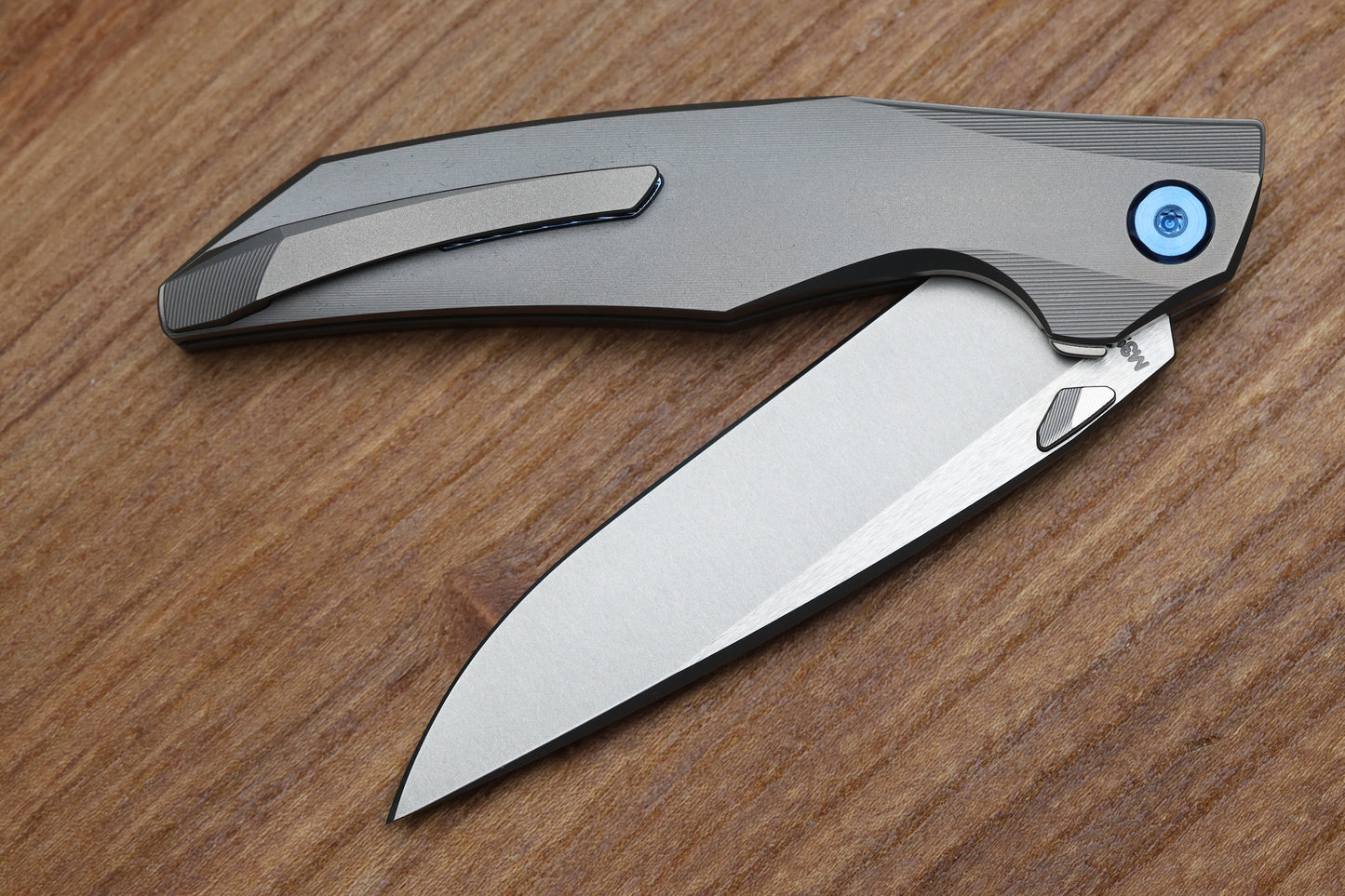 KOENIG KNIVES XENON - SMOOTH TITANIUM HANDLE - BLUE HARDWARE - BURNISHED W/ POLISHED FLATS M390 BLADE