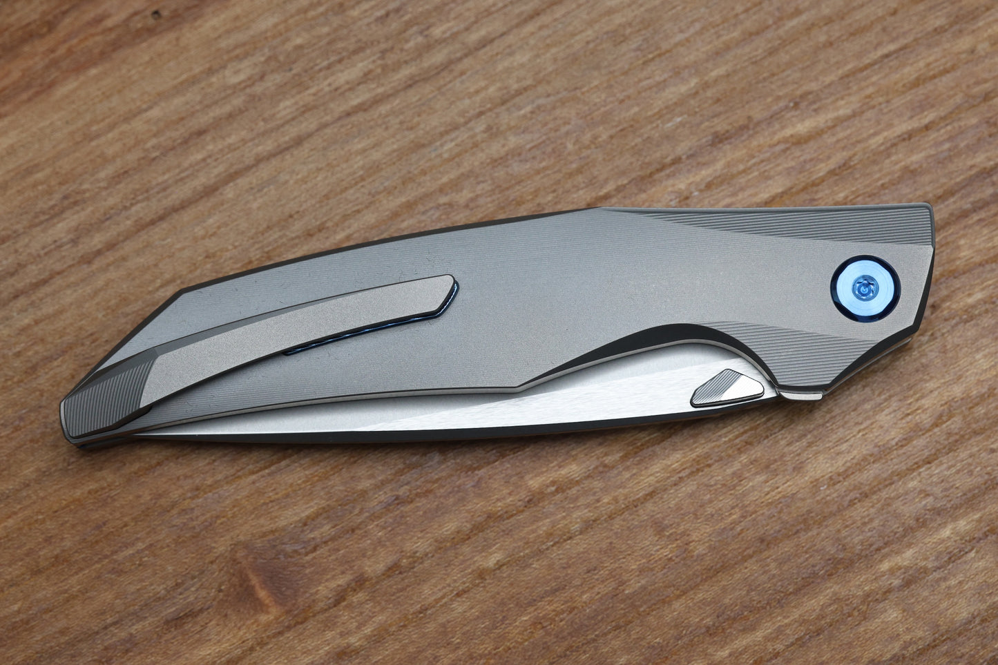 KOENIG KNIVES XENON - SMOOTH TITANIUM HANDLE - BLUE HARDWARE - BURNISHED W/ POLISHED FLATS M390 BLADE