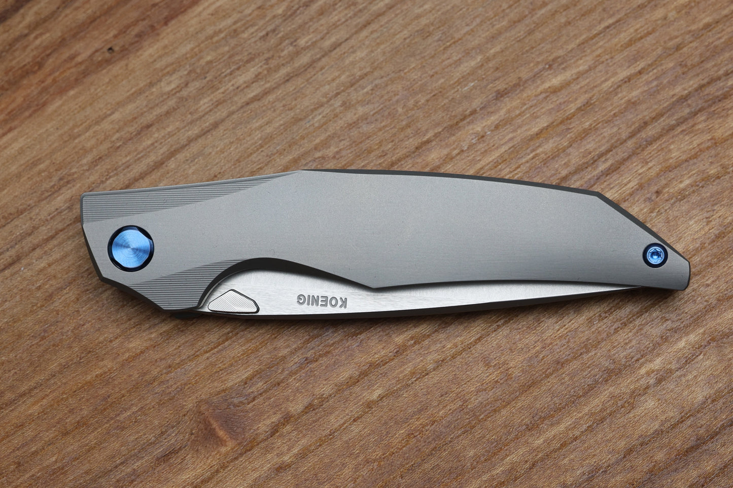 KOENIG KNIVES XENON - SMOOTH TITANIUM HANDLE - BLUE HARDWARE - BURNISHED W/ POLISHED FLATS M390 BLADE