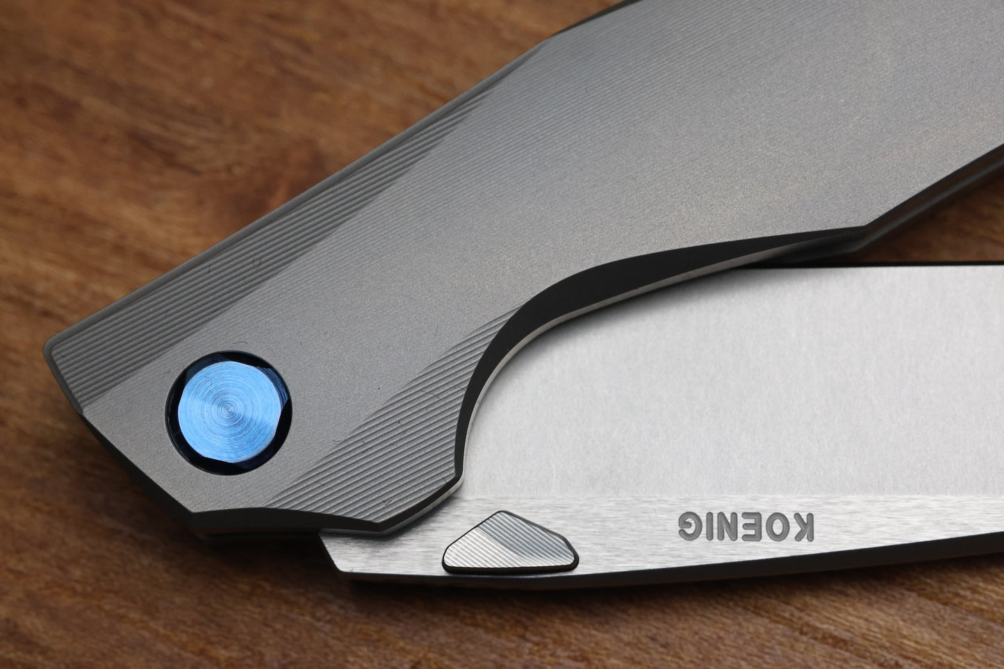 KOENIG KNIVES XENON - SMOOTH TITANIUM HANDLE - BLUE HARDWARE - BURNISHED W/ POLISHED FLATS M390 BLADE