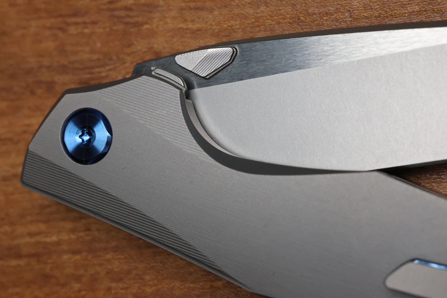 KOENIG KNIVES XENON - SMOOTH TITANIUM HANDLE - BLUE HARDWARE - BURNISHED W/ POLISHED FLATS M390 BLADE