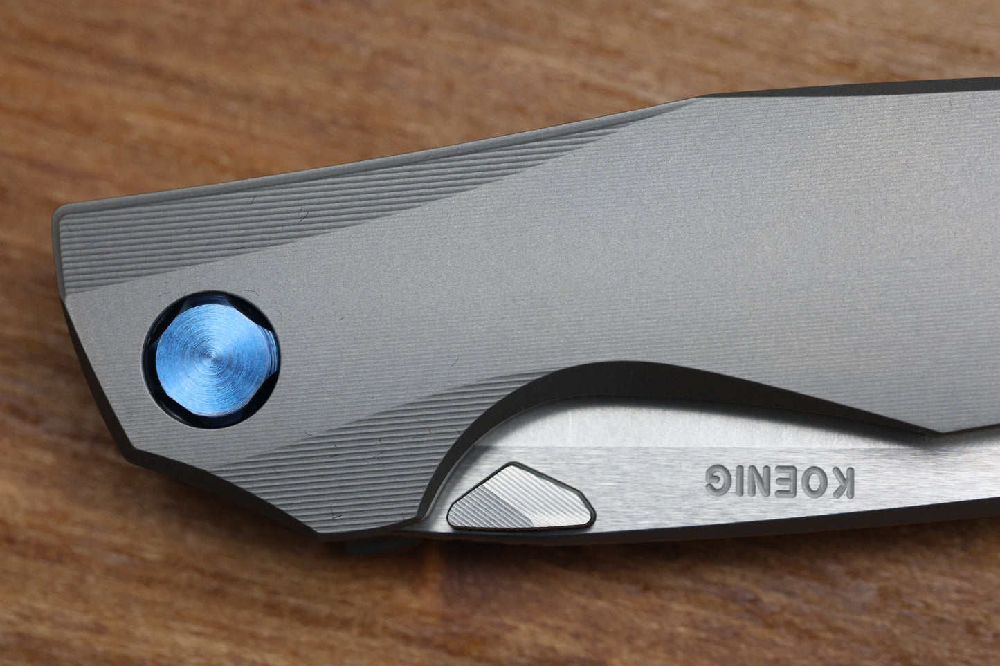 KOENIG KNIVES XENON - SMOOTH TITANIUM HANDLE - BLUE HARDWARE - BURNISHED W/ POLISHED FLATS M390 BLADE