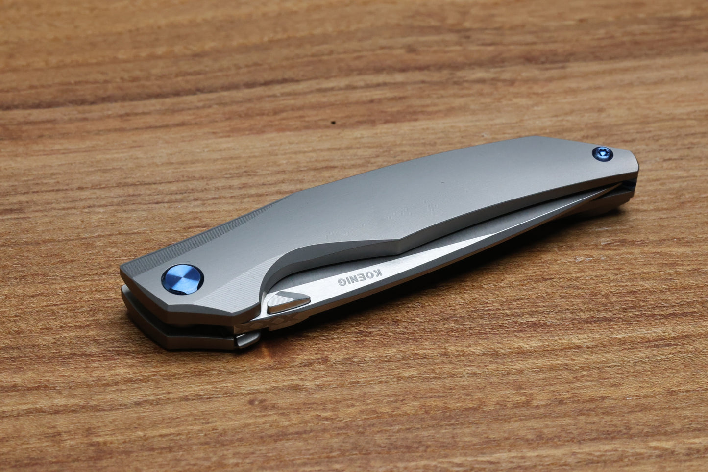 KOENIG KNIVES XENON - SMOOTH TITANIUM HANDLE - BLUE HARDWARE - BURNISHED W/ POLISHED FLATS M390 BLADE