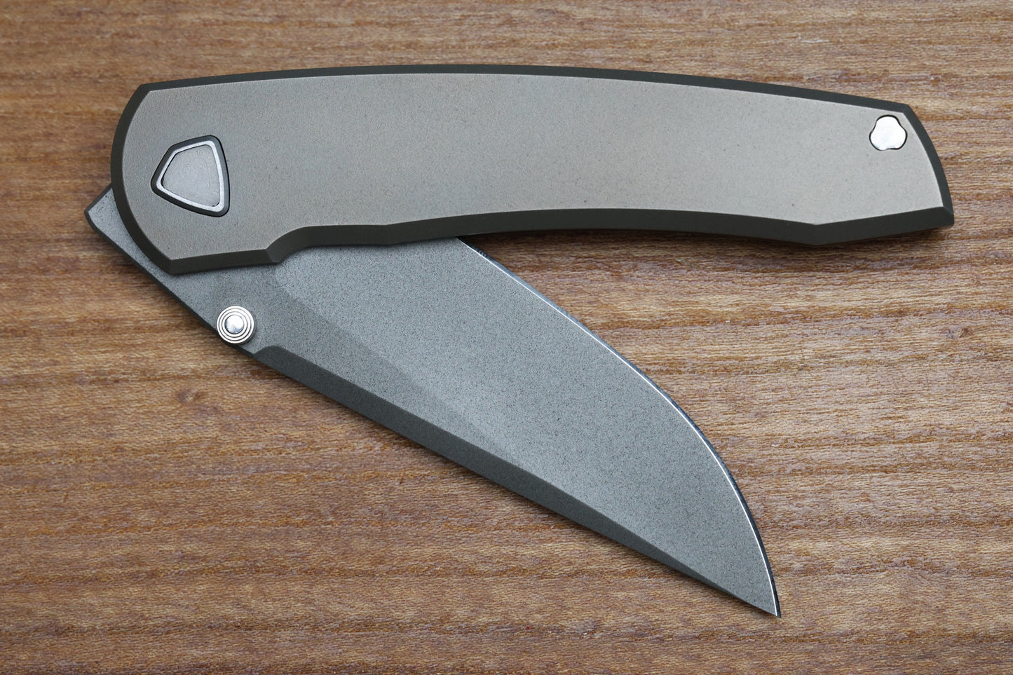 SHARKNIVCO MINI WAKA HEAT ANODIZED TITANIUM SCALES DIAMOND BLASTED RWL 34 BLADE