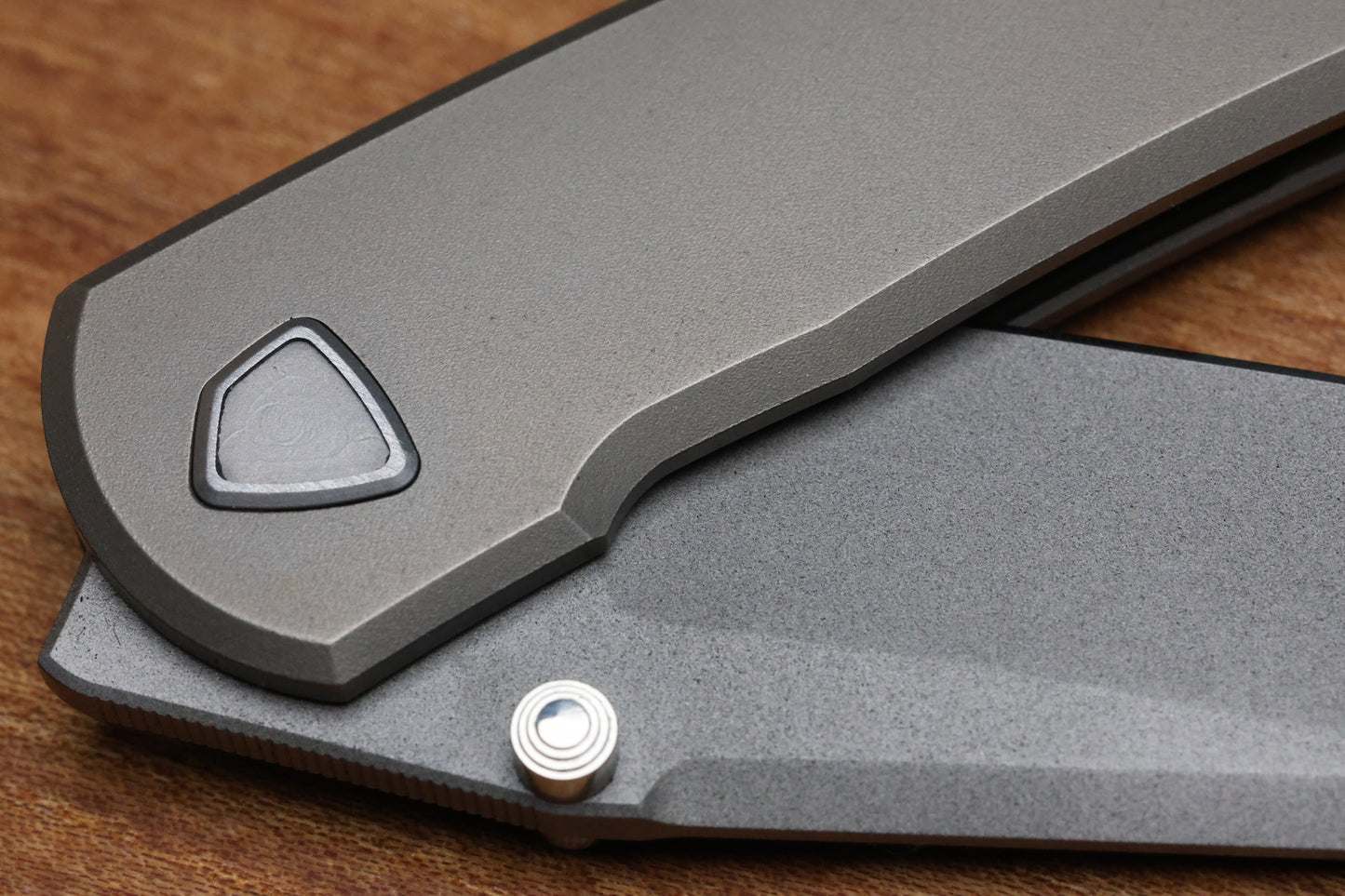 SHARKNIVCO MINI WAKA HEAT ANODIZED TITANIUM SCALES DIAMOND BLASTED RWL 34 BLADE