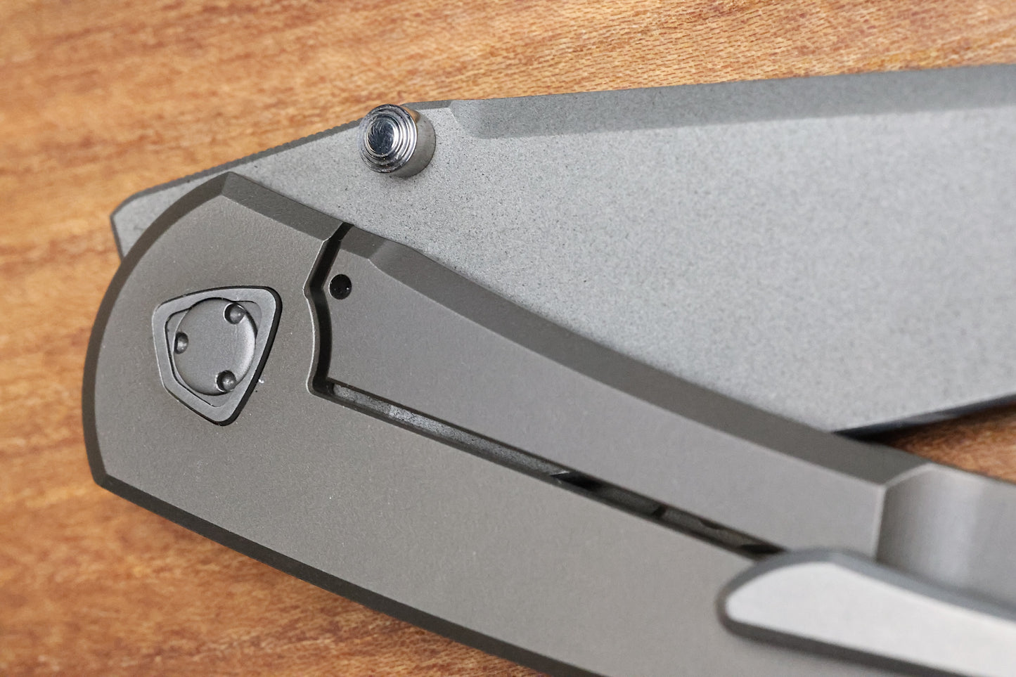 SHARKNIVCO MINI WAKA HEAT ANODIZED TITANIUM SCALES DIAMOND BLASTED RWL 34 BLADE