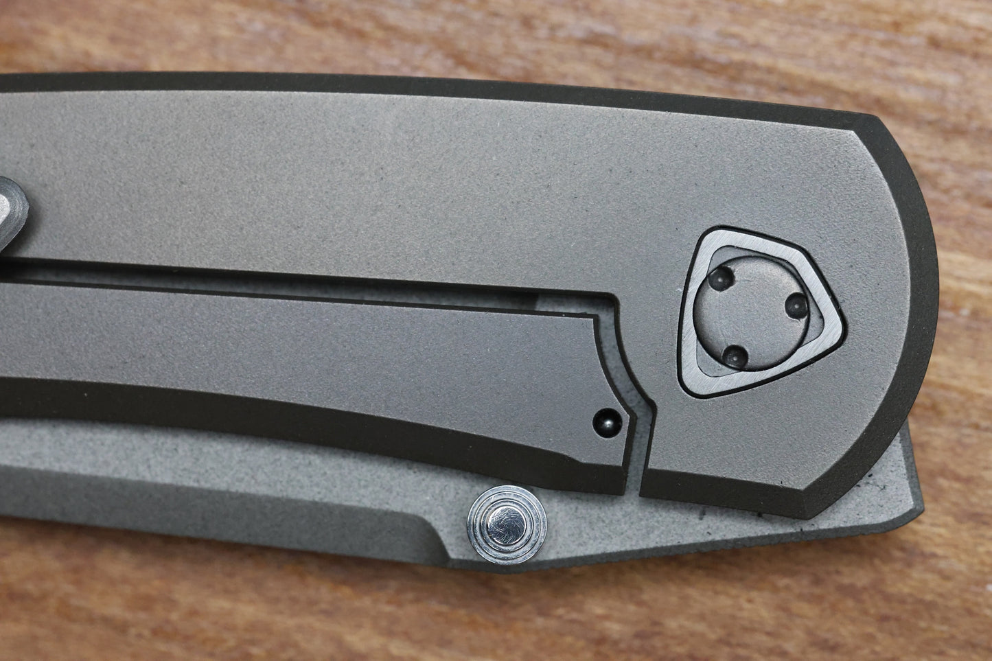 SHARKNIVCO MINI WAKA HEAT ANODIZED TITANIUM SCALES DIAMOND BLASTED RWL 34 BLADE