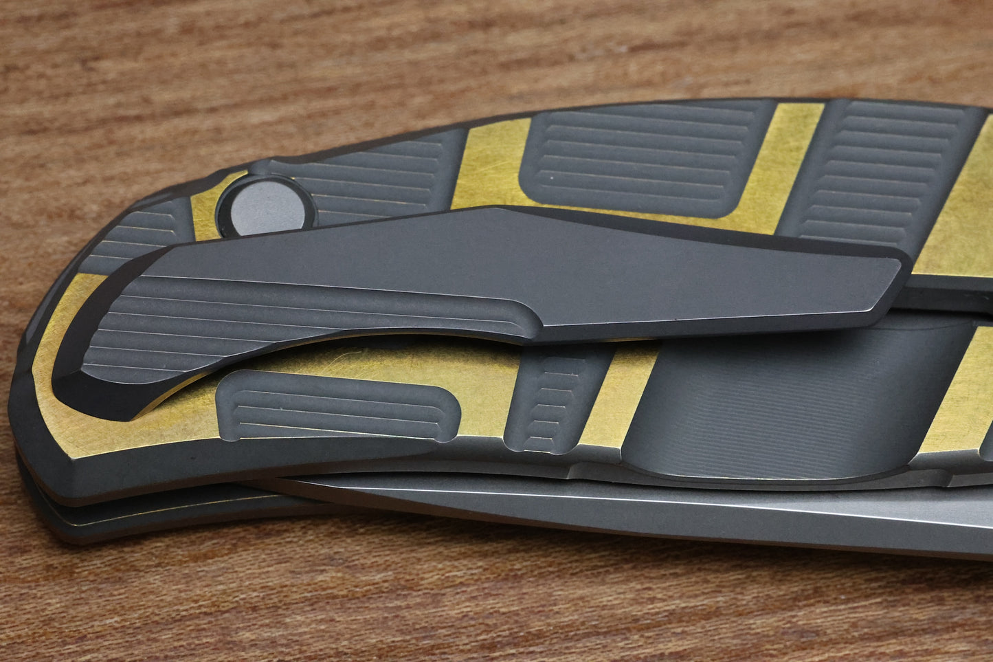 SHIROGOROV F95 T PATTERN GEN 4 – BLADE SHOW EDITION – GREY/YELLOW ANO TITANIUM HANDLE – M390 BLADE – MRBS