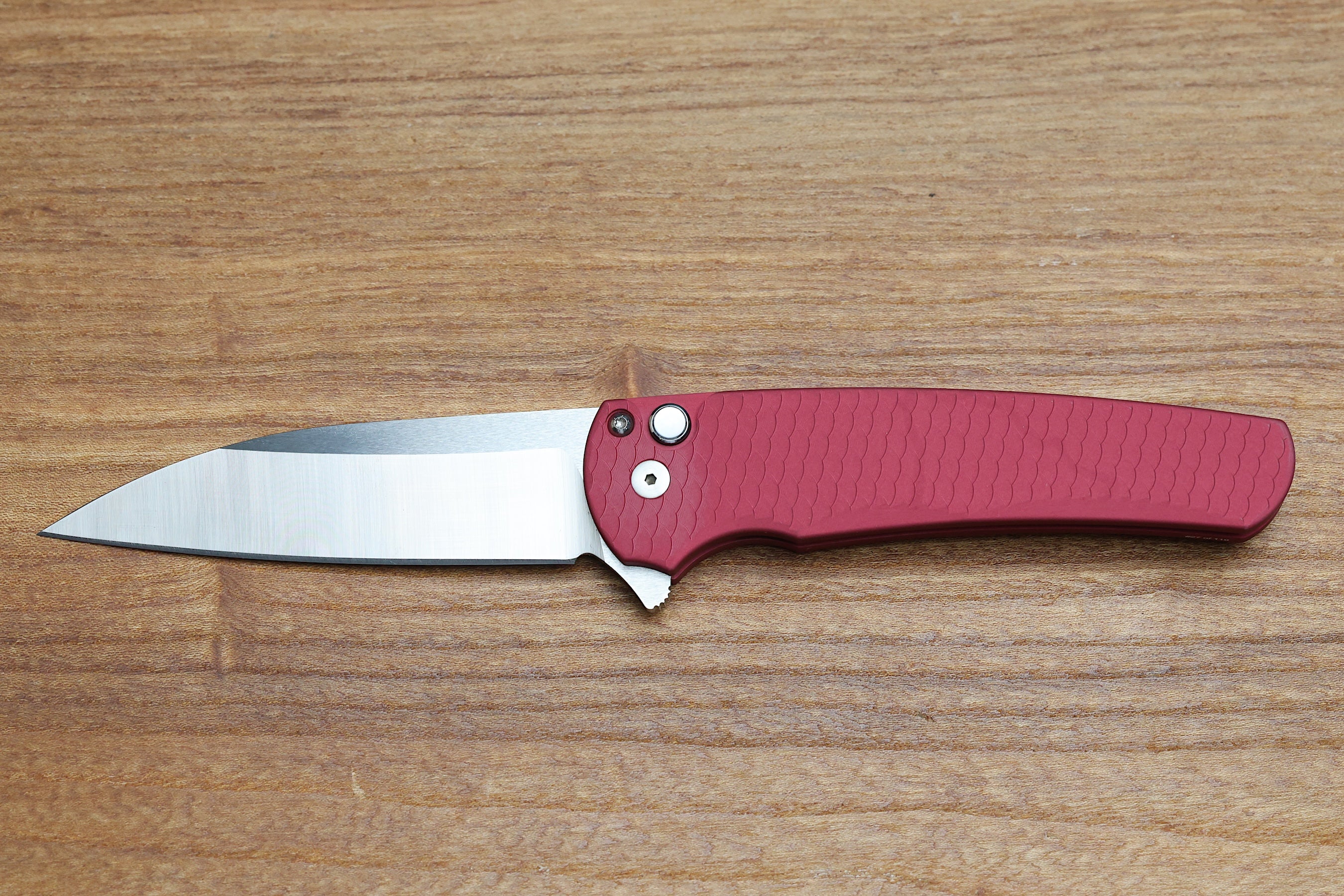 PRO-TECH MALIBU RED DRAGON SCALE HANDLES WHITE PEARL BUTTON- SATIN