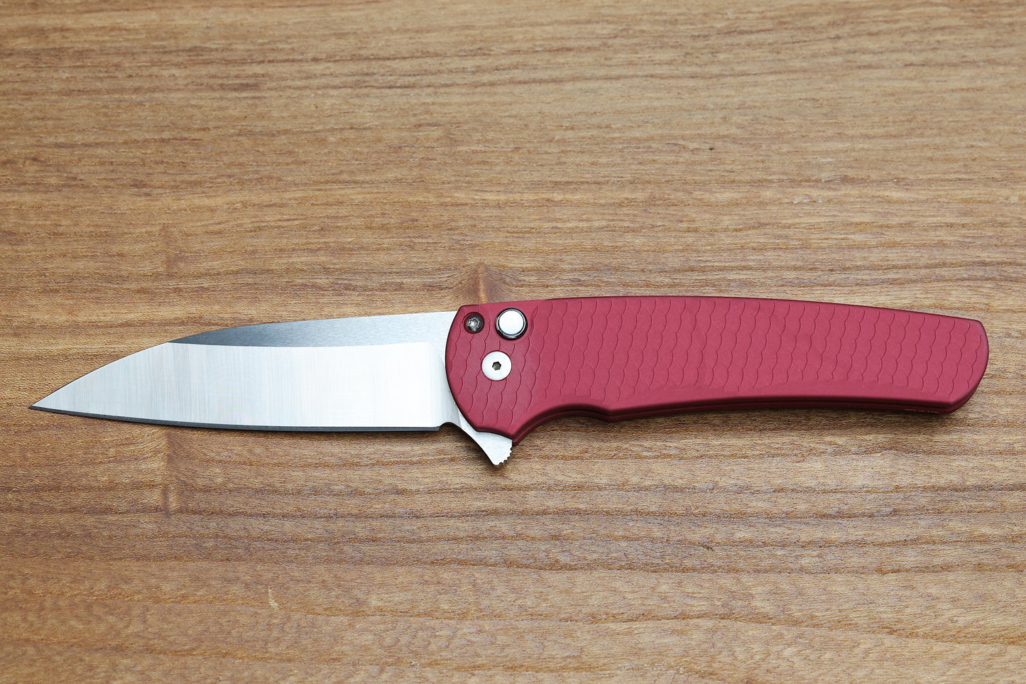 PRO-TECH MALIBU RED DRAGON SCALE HANDLES WHITE PEARL BUTTON- SATIN MAGNACUT WHARNCLIFFE BLADE CCKSF25.MALIBU.1