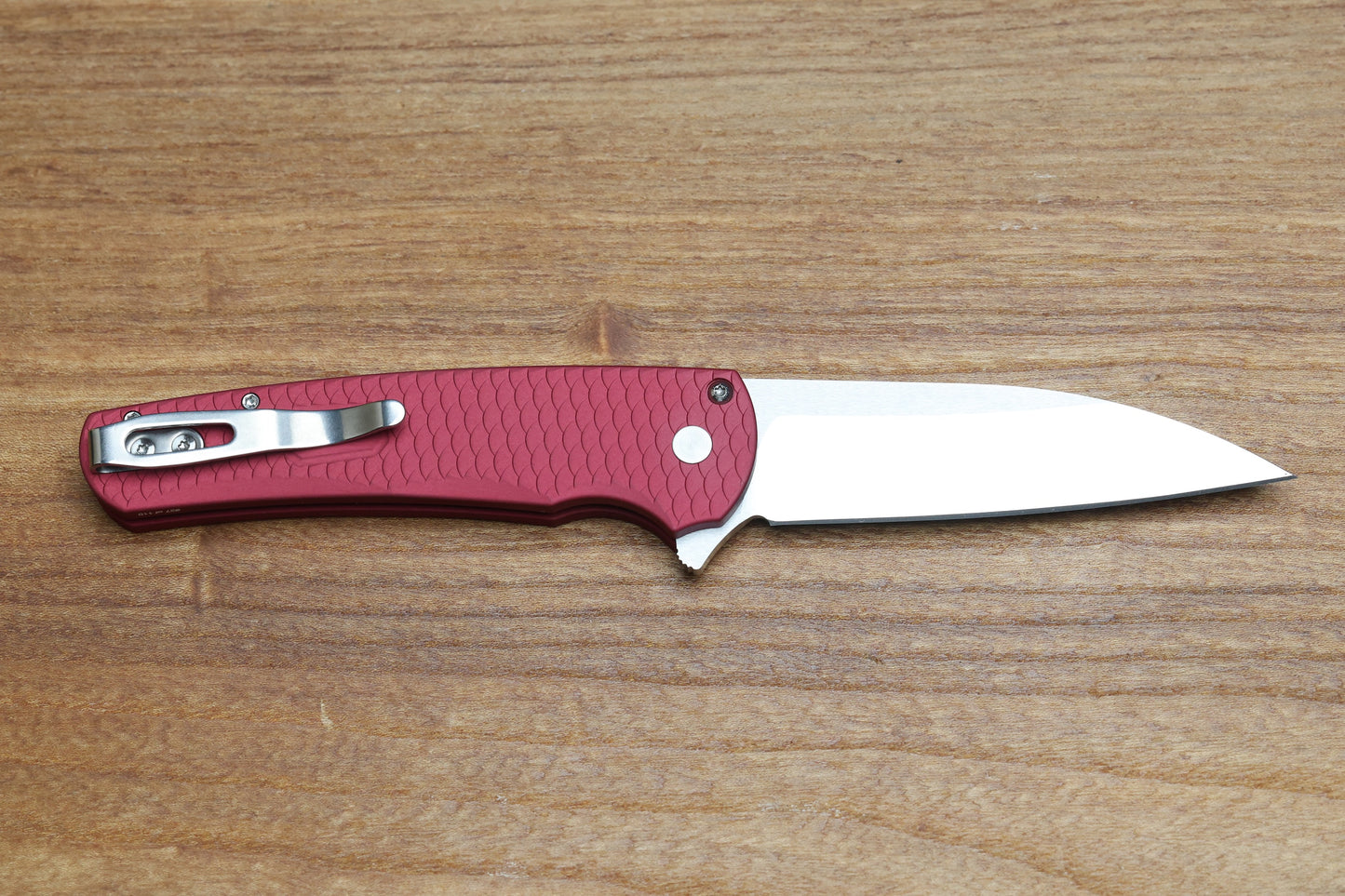 PRO-TECH MALIBU RED DRAGON SCALE HANDLES WHITE PEARL BUTTON- SATIN MAGNACUT WHARNCLIFFE BLADE CCKSF25.MALIBU.1