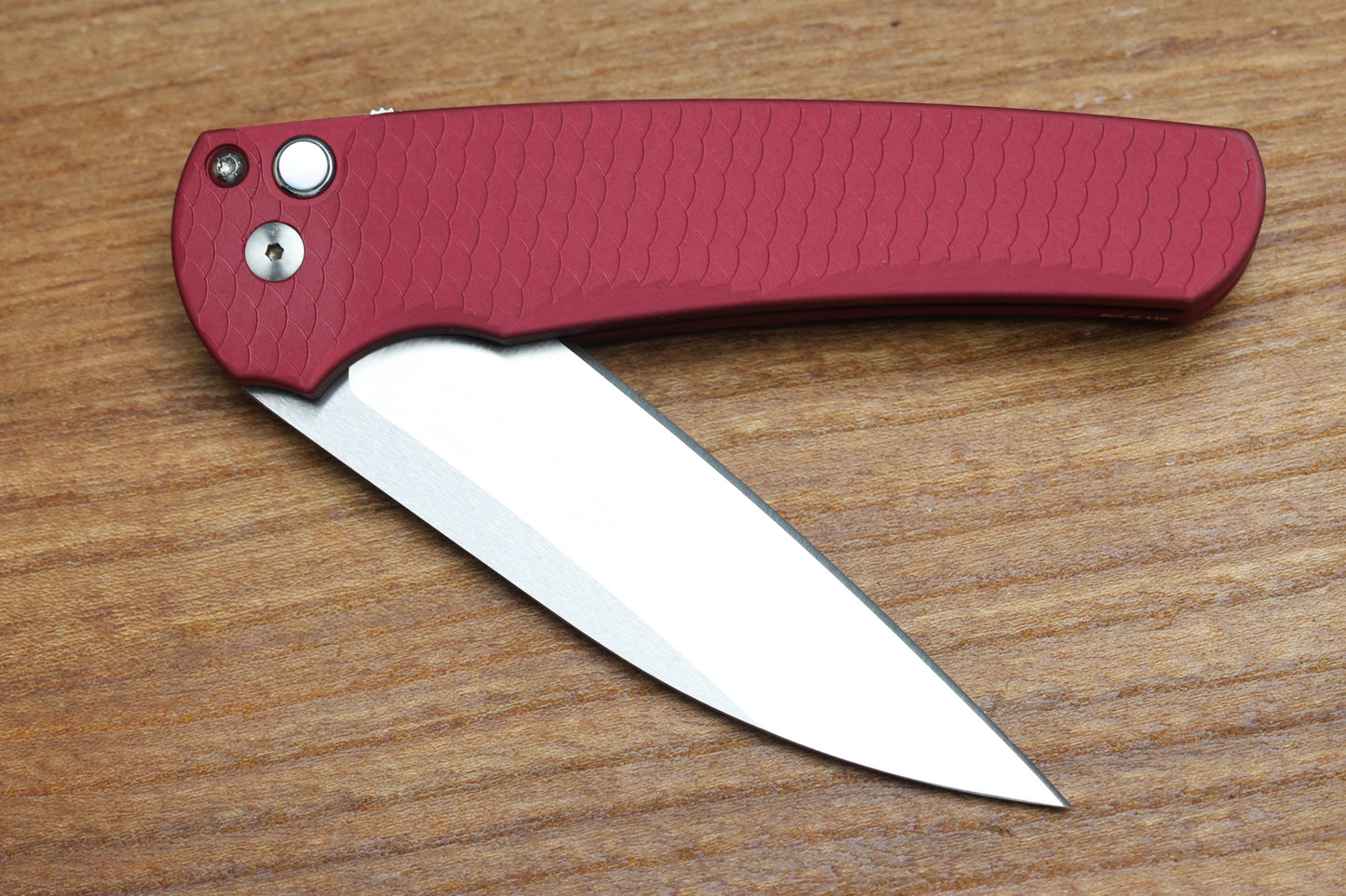 PRO-TECH MALIBU RED DRAGON SCALE HANDLES WHITE PEARL BUTTON- SATIN MAGNACUT WHARNCLIFFE BLADE CCKSF25.MALIBU.1
