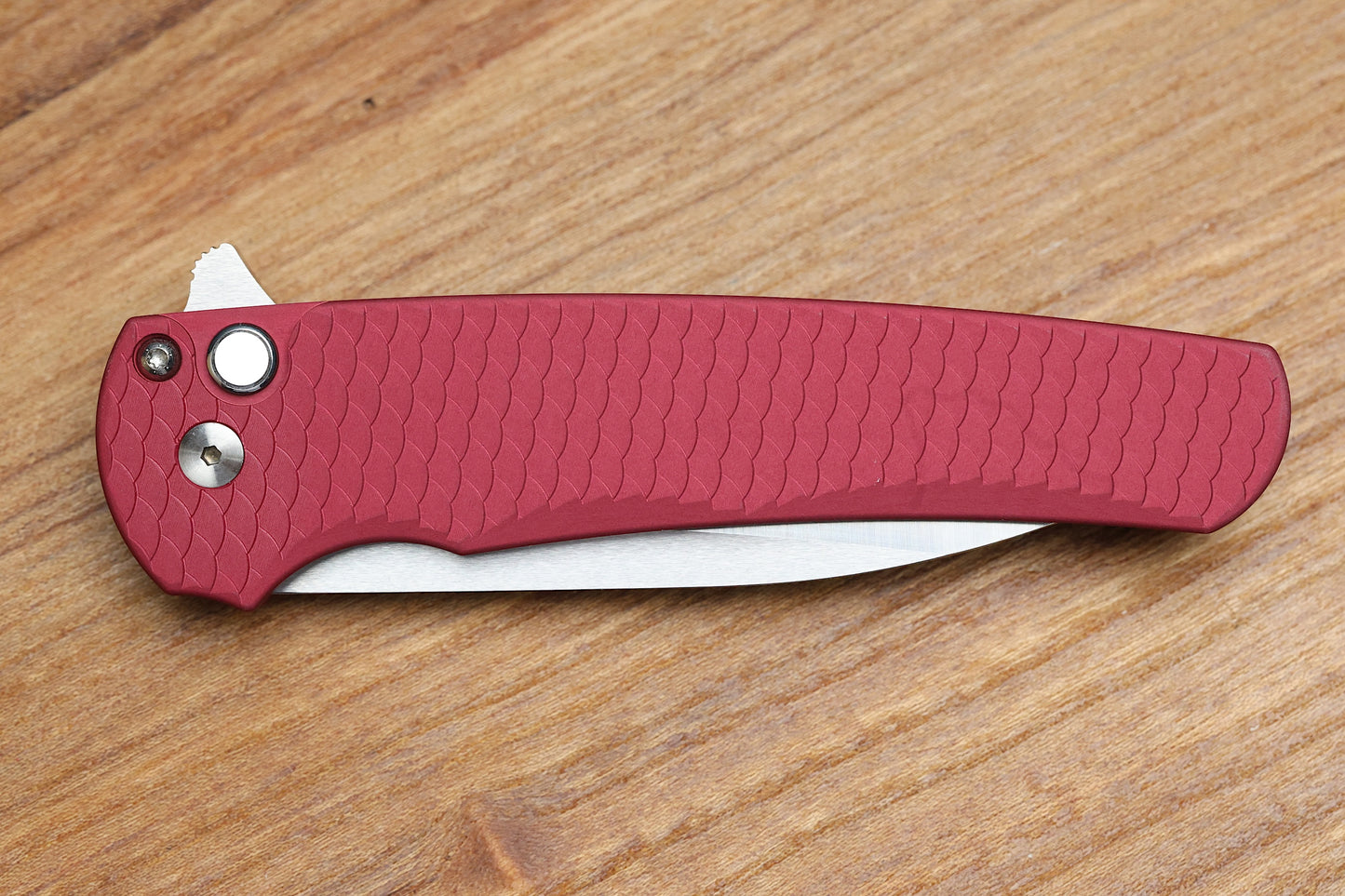 PRO-TECH MALIBU RED DRAGON SCALE HANDLES WHITE PEARL BUTTON- SATIN MAGNACUT WHARNCLIFFE BLADE CCKSF25.MALIBU.1