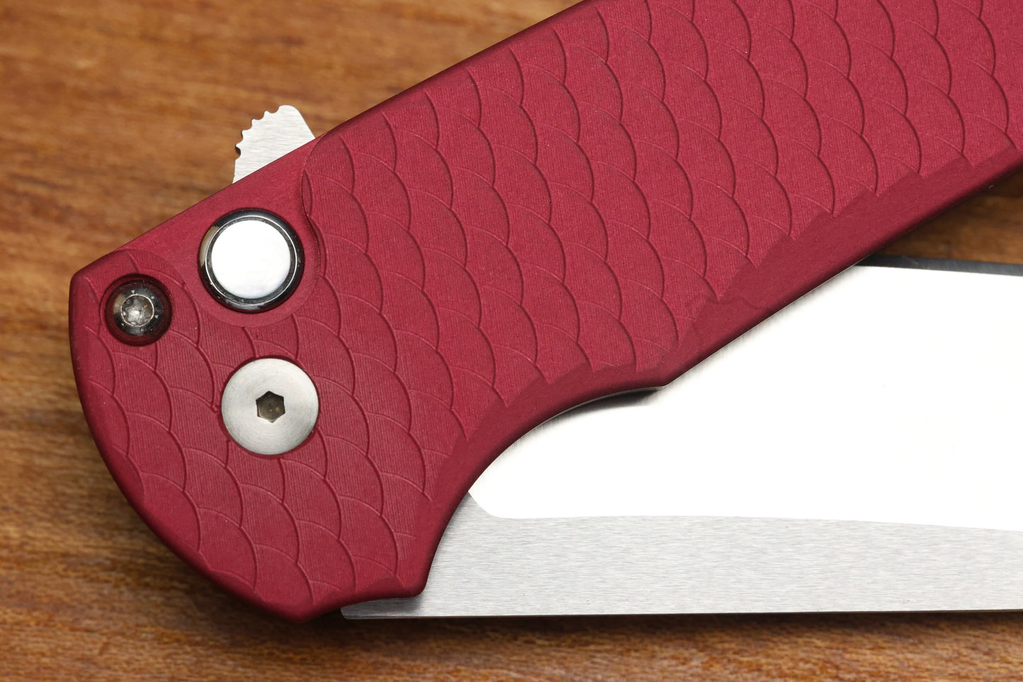 PRO-TECH MALIBU RED DRAGON SCALE HANDLES WHITE PEARL BUTTON- SATIN MAGNACUT WHARNCLIFFE BLADE CCKSF25.MALIBU.1