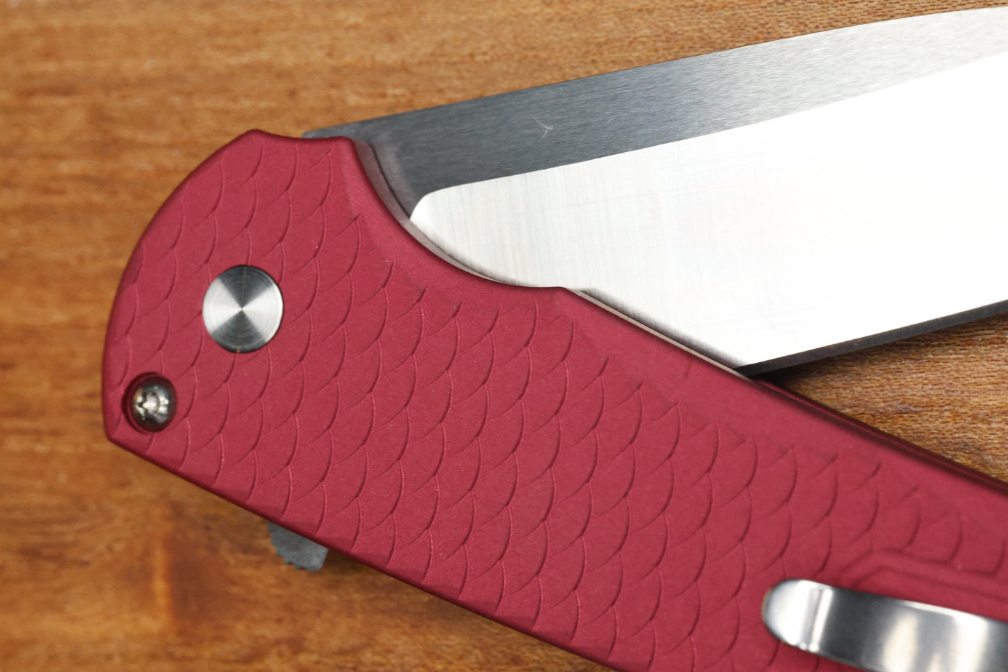 PRO-TECH MALIBU RED DRAGON SCALE HANDLES WHITE PEARL BUTTON- SATIN MAGNACUT WHARNCLIFFE BLADE CCKSF25.MALIBU.1