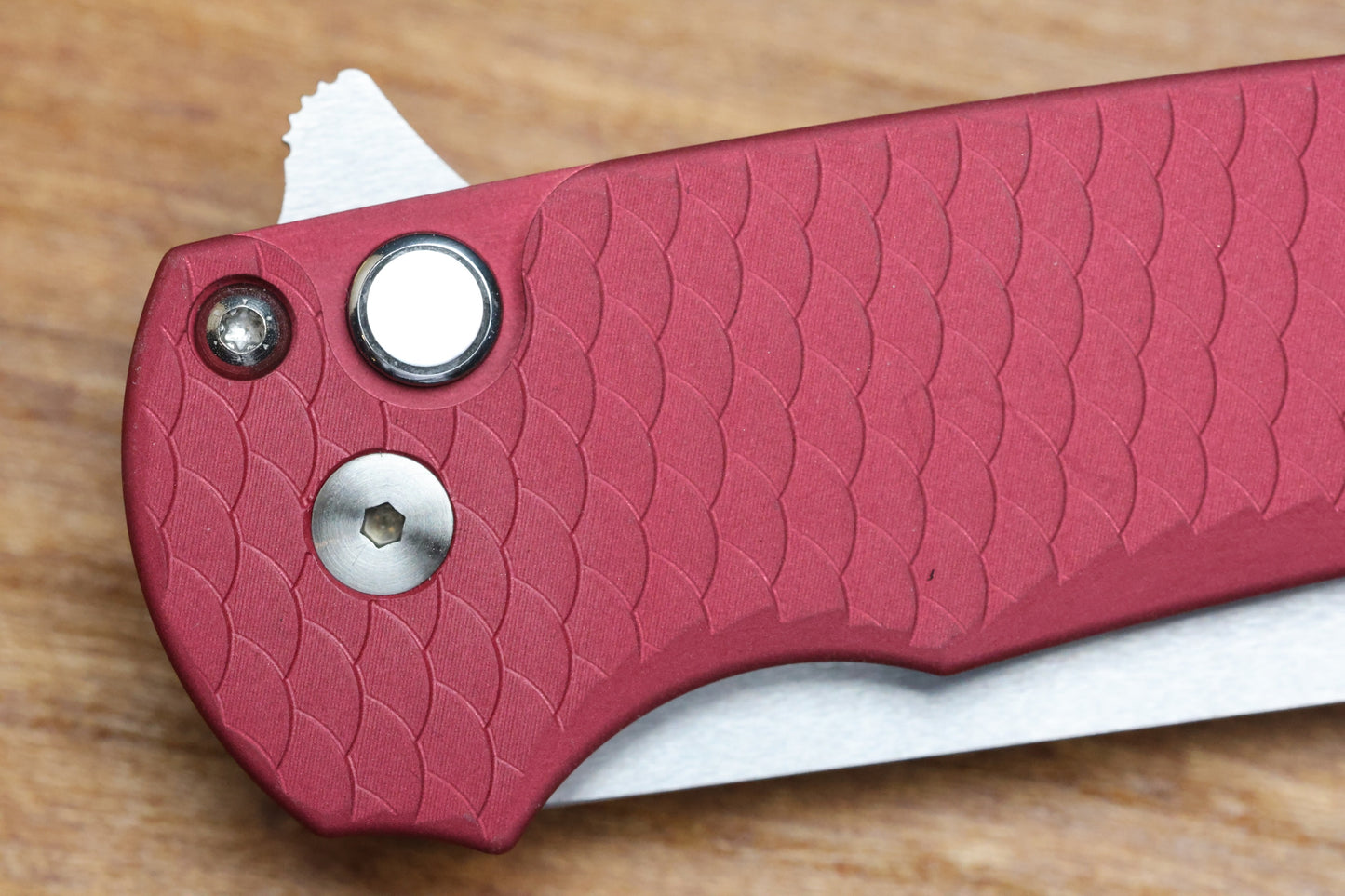 PRO-TECH MALIBU RED DRAGON SCALE HANDLES WHITE PEARL BUTTON- SATIN MAGNACUT WHARNCLIFFE BLADE CCKSF25.MALIBU.1