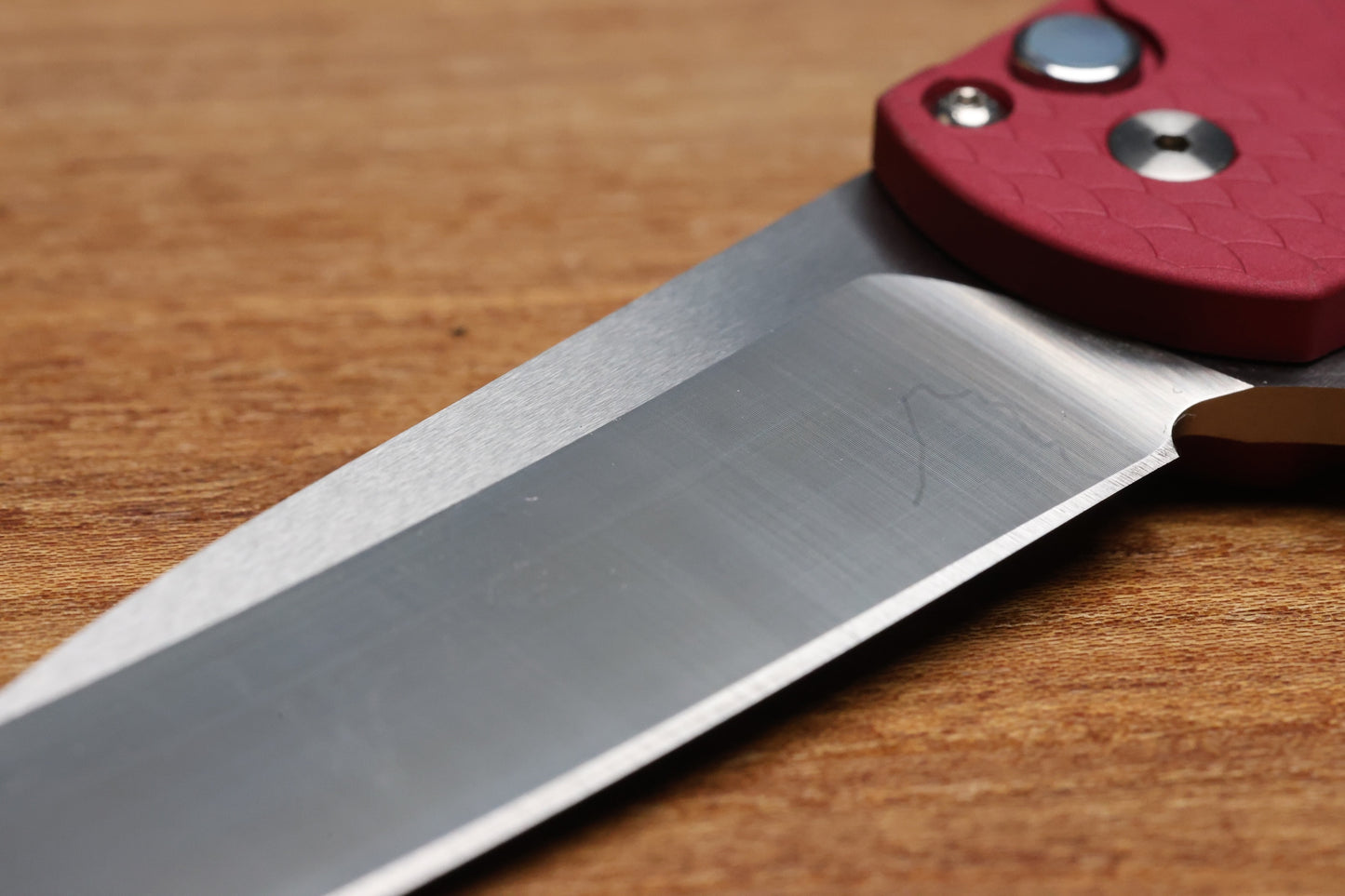 PRO-TECH MALIBU RED DRAGON SCALE HANDLES WHITE PEARL BUTTON- SATIN MAGNACUT WHARNCLIFFE BLADE CCKSF25.MALIBU.1