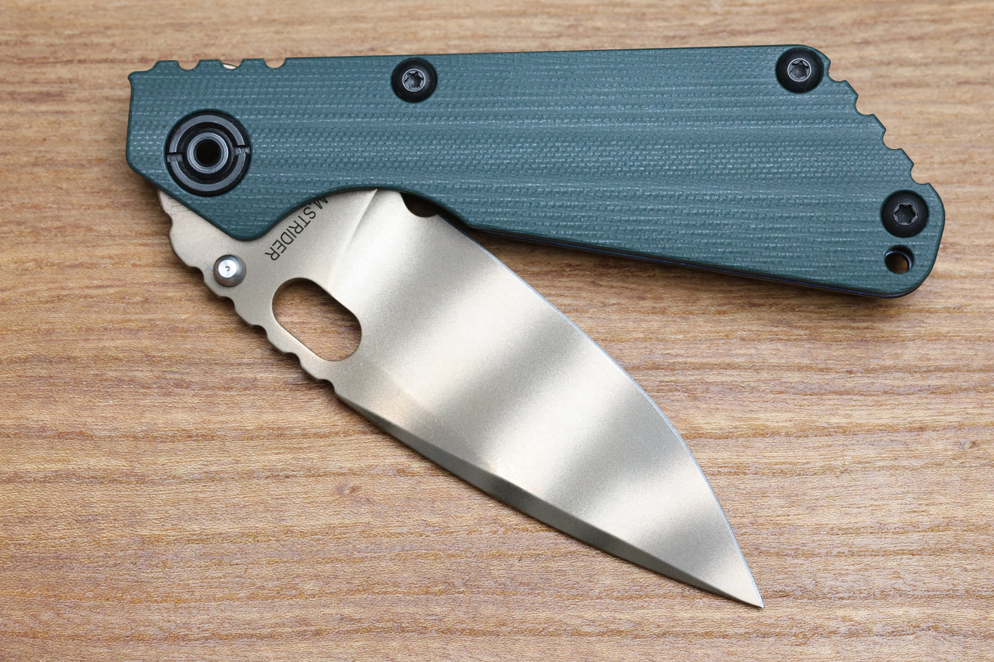 STRIDER KNIVES SNG - ANODIZED TITANIUM/FOREST GREEN G10 HANDLE - DROP POINT BRONZE TIGER STRIPE 20CV BLADE