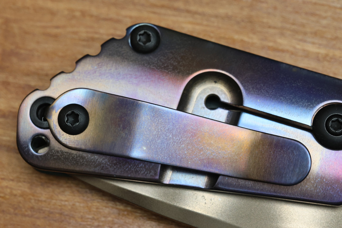 STRIDER KNIVES SNG - ANODIZED TITANIUM/FOREST GREEN G10 HANDLE - DROP POINT BRONZE TIGER STRIPE 20CV BLADE